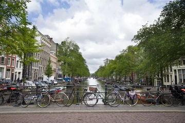 Fotobehang Fahrräder auf einer Brücke in Amsterdam © lavizzara