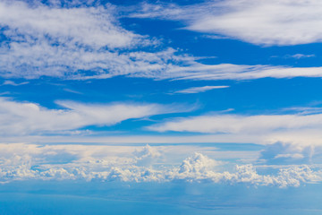 Obraz premium Blue sky background with tiny clouds