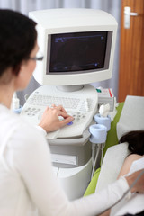 Fototapeta na wymiar Arzt beim Ultraschall