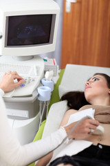 Fototapeta premium Frau beim Ultraschall