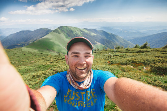 photo selfie mountains in the background