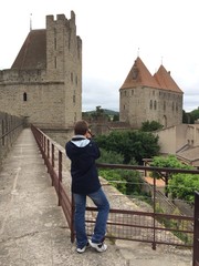 joven visitando el castillo medieval ee carcassonne