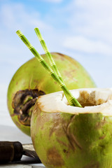 Kokosnuss mit Trinkhalmen