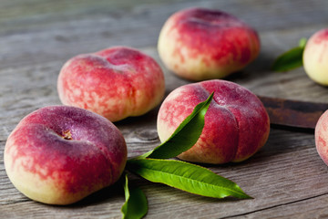 Plattpfirsiche auf Holz