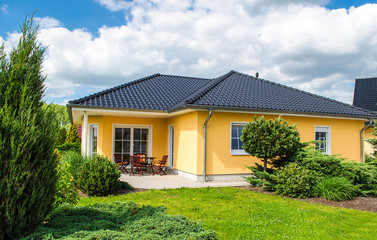 Fototapeta na wymiar weisses Haus mit Terrasse