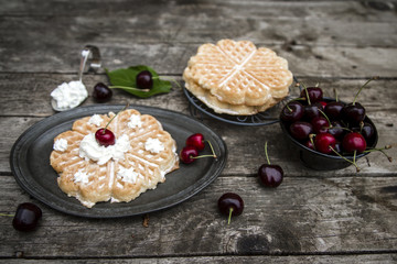 Waffeln mit Kirschen, Holz