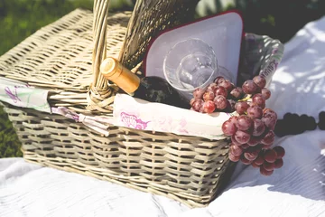 Foto auf Alu-Dibond Picknick, Picknickkorb, Decke, Wein, Weinglas, Weintrauben © tunedin