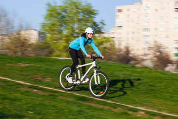 Obraz premium Female biker in motion