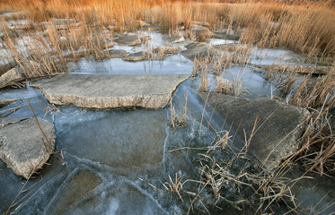 Betonplatten unter Eis