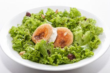 Ensalada de queso de cabra, lechuga pasas y piñones