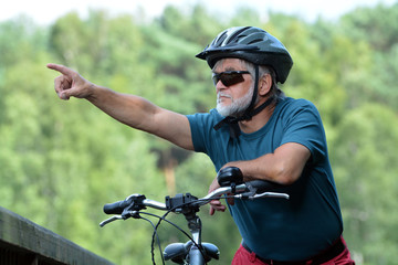 Radfahrer zeigt in Richtung