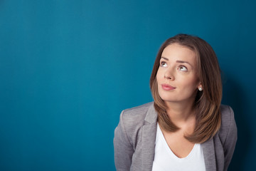 Obraz premium frau denkt positiv