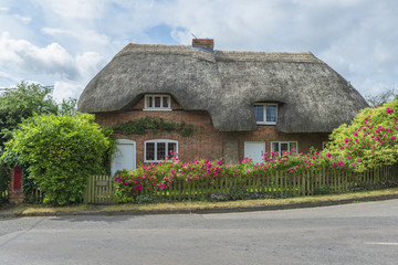 Fototapeta na wymiar Traditional Thatched cottage in rural English countryside
