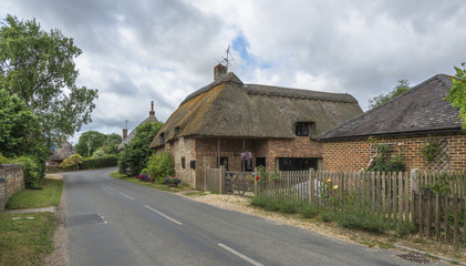 Fototapeta na wymiar Traditional Thatched cottage in rural English countryside