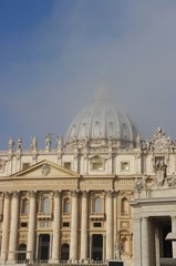 Kopuła Bazyliki Watykańskiej we mgle