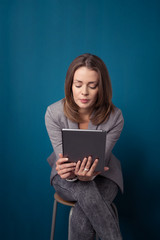 frau schaut auf tablet-pc