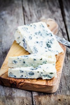 Blue cheese slices