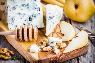 Blue cheese with slices of pear, nuts and honey