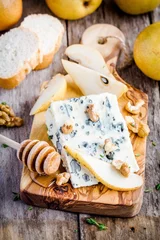 Draagtas Blue cheese with slices of pear and honey © nblxer