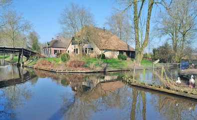 Fototapeta na wymiar das idyllische autofreie Dorf Giethoorn in den Niederlanden nahe dem Ijsselmeer