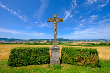 Fototapeta na wymiar Kreuz am Wegesrand
