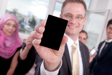 Business Mann zeigt Visitenkarte leer Porträt