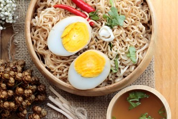 Instant noodles soup put egg