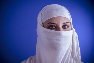 Naklejka premium Beautiful arabic woman with traditional veil on her face, intens