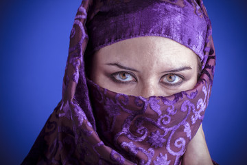 Fototapeta premium Piękna Arabka z tradycyjnym welonem na twarzy, intensywny