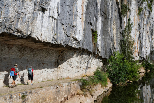 Le chemin de halage creus&eacute; dans la falaise