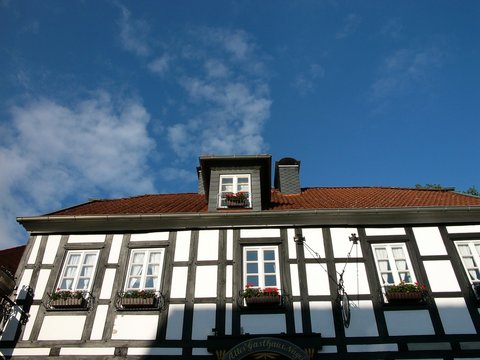 Das Alte Gasthaus Nagel mit sch&ouml;nem Fachwerk im Sommer bei Sonnenschein in der Altstadt von Oerlinghausen bei Bielefeld am Hermannsweg im Teutoburger Wald in Ostwestfalen-Lippe
