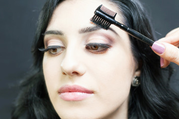 Obraz premium makeup artist doing make up for beautiful arabian woman