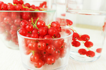 Johannisbeeren - Beeren der Saison in Schale und in Karaffe mit Wasser