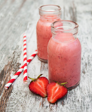 Strawberry fruit smoothies with fresh strawberries