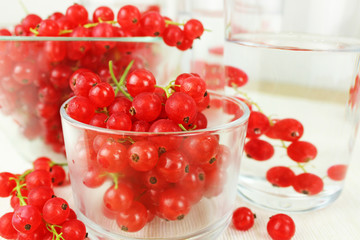 Johannisbeeren - Beeren der Saison in Schale und in Karaffe mit Wasser