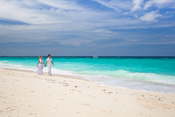 Obraz premium Bride and groom on beach