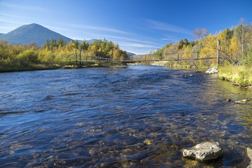 Hängebrücke über den Fluss Atna, hinten der Rondane Nationalpark, Norwegen