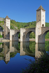 Fototapeta na wymiar Pont Valentré et reflets