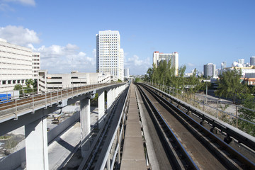 Fototapeta na wymiar Rotaia della metropolitana sopraelevata di Miami