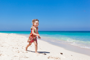 Fototapeta premium Happy little girl on the beach