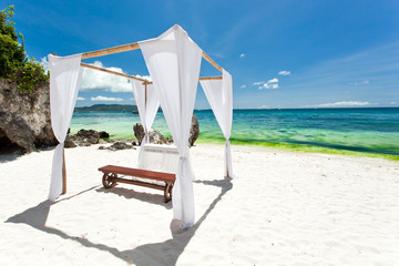 Fototapeta na wymiar Wedding arch on beach