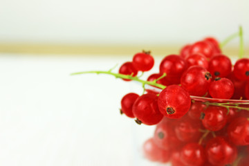 Johannisbeeren in Schale aus Glas auf Esstisch