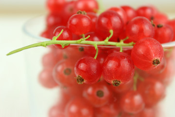 Johannisbeeren in Schale aus Glas auf Esstisch