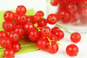 Johannisbeeren in Glasschale auf Esstisch
