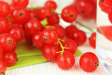 Johannisbeeren in Glasschale auf Esstisch