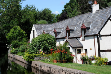 Fototapeta na wymiar Pen-y-Ddol Cottage, Llangollen Canal in Denbighshire,
