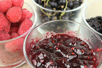 Marmelade aus Waldbeeren - Himbeeren, Brombeeren und schwarze Johannisbeeren