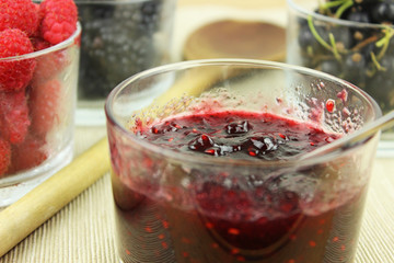 Marmelade kochen aus Waldbeeren - Brombeeren, Himbeeren und Johannisbeeren