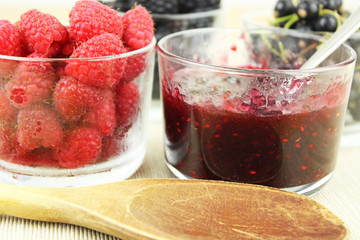 Marmelade aus Waldbeeren mit Holzkochlöffel kochen - Himbeeren, Brombeeren, Johannisbeeren