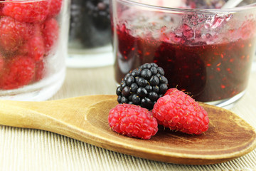 Marmelade aus Waldbeeren mit Holzkochlöffel kochen - Himbeeren, Brombeeren, Johannisbeeren